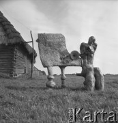 lata 60-te, Suchedniów, Polska.
Rzeźba Edwarda Piwowarskiego.
Fot. Irena Jarosińska, zbiory Ośrodka KARTA
