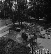 22-25.08.1968, Sopot, Polska.
Międzynarodowy Festiwal Piosenki w Sopocie. Członkowie zespołu Czerwone Gitary tańczą poloneza. W pierwszej parze idzie  Bernard Dornowski, w drugiej - Jerzy Skrzypczyk, w trzeciej - Seweryn Krajewski, w ostatniej - Krzysztof Klenczon.
Fot. Irena Jarosińska, zbiory Ośrodka KARTA

