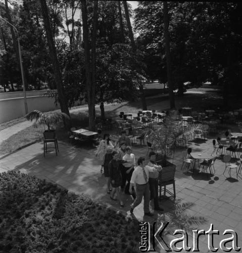 22-25.08.1968, Sopot, Polska.
Międzynarodowy Festiwal Piosenki w Sopocie. Członkowie zespołu Czerwone Gitary tańczą poloneza. W pierwszej parze idzie  Bernard Dornowski, w drugiej - Jerzy Skrzypczyk, w trzeciej - Seweryn Krajewski, w ostatniej - Krzysztof Klenczon.
Fot. Irena Jarosińska, zbiory Ośrodka KARTA

