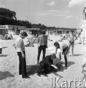 22-25.08.1968, Sopot, Polska.
Międzynarodowy Festiwal Piosenki w Sopocie. Członkowie zespołu Czerwone Gitary na plaży. Na materacu siedzi Jerzy Skrzypczyk, wokół niego od prawej stoją: Bernard Dornowski, Krzysztof Klenczon, Seweryn Krajewski.
Fot. Irena Jarosińska, zbiory Ośrodka KARTA

