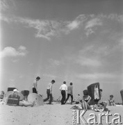 22-25.08.1968, Sopot, Polska.
Międzynarodowy Festiwal Piosenki w Sopocie. Członkowie zespołu Czerwone Gitary idą plażą: (od lewej) Bernard Dornowski, Seweryn Krajewski, Jerzy Skrzypczyk, Krzysztof Klenczon.
Fot. Irena Jarosińska, zbiory Ośrodka KARTA