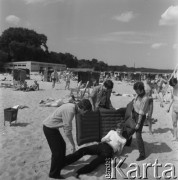 22-25.08.1968, Sopot, Polska.
Międzynarodowy Festiwal Piosenki w Sopocie. Członkowie zespołu Czerwone Gitary na plaży.Obok materaca leży Jerzy Skrzypczyk, wokół niego od prawej stoją: Bernard Dornowski, Krzysztof Klenczon, Seweryn Krajewski.
Fot. Irena Jarosińska, zbiory Ośrodka KARTA

