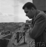 lata 60-te, Warszawa, Polska.
Kompozytor Tadeusz Baird na balkonie mieszkania Henryka Stażewskiego przy ulicy Bielańskiej. W tle widać zabudowania Placu Teatralnego.
Fot. Irena Jarosińska, zbiory Ośrodka KARTA.