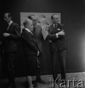 Maj 1966, Warszawa, Polska.
Wernisaż wystawy Bohdana Załęskiego. Na zdjęciu m.in. Maria Ewa Łunkiewicz.
Fot. Irena Jarosińska, zbiory Ośrodka KARTA.