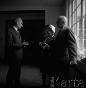 1968, Warszawa, Polska.
Wizyta Przewodniczącego Komitetu Literackich Nagród Nobla i sekretarza generalnego Królewskiej Akademii Szwedzkiej Andersa Oesterlinga (stoi po prawej)  w Muzeum Literatury im. Adama Mickiewicza w Warszawie. Towarzyszy mu dyrektor Muzeum Adam Mauersberger. 
Fot. Irena Jarosińska, zbiory Ośrodka KARTA