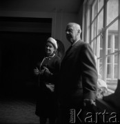 1968, Warszawa, Polska.
Wizyta Przewodniczącego Komitetu Literackich Nagród Nobla i sekretarza generalnego Królewskiej Akademii Szwedzkiej Andersa Oesterlinga (stoi po prawej)  w Muzeum Literatury im. Adama Mickiewicza w Warszawie. 
Fot. Irena Jarosińska, zbiory Ośrodka KARTA