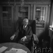 1968, Warszawa, Polska.
Dyrektor Muzeum Literatury im. Adama Mickiewicza Adam Mauersberger w gabinecie.
Fot. Irena Jarosińska, zbiory Ośrodka KARTA