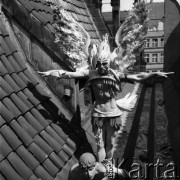 lata 60-te, Polska.
Aktorzy Wrocławskiego Teatru Pantomimy na dachu kościoła.
Fot. Irena Jarosińska, zbiory Ośrodka KARTA