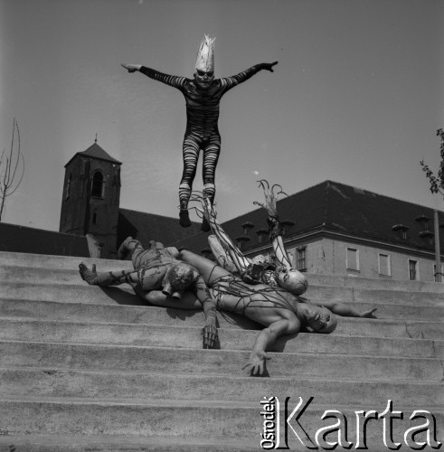 lata 60-te, Polska.
Aktorzy Wrocławskiego Teatru Pantomimy.
Fot. Irena Jarosińska, zbiory Ośrodka KARTA