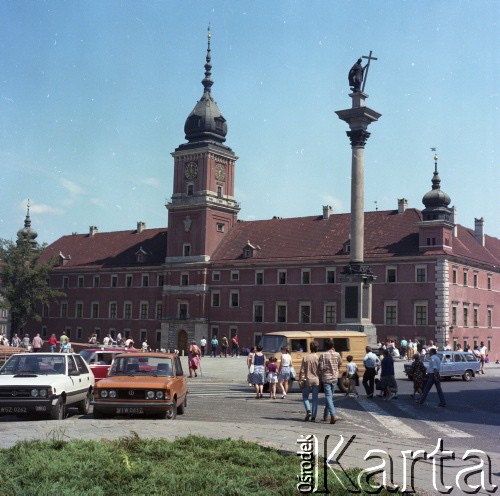lata 70-te, Warszawa, Polska.
Plac Zamkowy - widok na Zamek Królewski i kolumnę Zygmunta.
Fot. Irena Jarosińska, zbiory Ośrodka KARTA