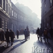 Grudzień 1985, Kraków, Polska.
Uczestnicy konkursu szopek krakowskich ze swoim dziełem na jednej z ulic Starego Miasta.
Fot. Irena Jarosińska, zbiory Ośrodka KARTA