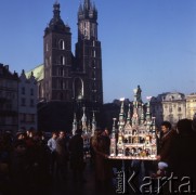 Grudzień 1985, Kraków, Polska.
Uczestnicy konkursu szopek krakowskich prezentują swoje prace pod pomnikiem Adama Mickiewicza. W tle widać kościół Mariacki.
Fot. Irena Jarosińska, zbiory Ośrodka KARTA