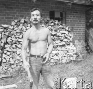 1982, Grobka, Polska
Malarz Koji Kamoji rąbie drewno.
Fot. Irena Jarosińska, zbiory Ośrodka KARTA