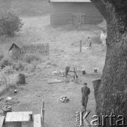 1982, Grobka, Polska
Działka wypoczynkowa w Ireny Jarosińskiej. W głębi malarz Koji Kamoji rąbie drewno.
Fot. Irena Jarosińska, zbiory Ośrodka KARTA