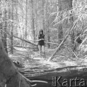 1982, Grobka, Polska.
Jedna z uczestniczek pleneru malarskiego, zorganizowanego na działce fotoreporterki Ireny Jarosińskiej.
Fot. Irena Jarosińska, zbiory Ośrodka KARTA