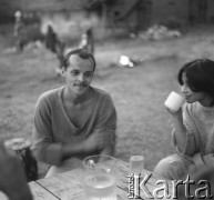 1982, Grobka, Polska.
Uczestnicy pleneru malarskiego, zorganizowanego na działce fotoreporterki Ireny Jarosińskiej.
Fot. Irena Jarosińska, zbiory Ośrodka KARTA