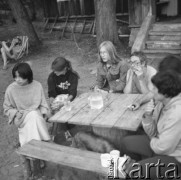 1982, Grobka, Polska.
Uczestnicy pleneru malarskiego, zorganizowanego na działce fotoreporterki Ireny Jarosińskiej, wśród nich malarz Włodzimierz Borowski (4. od lewej)
Fot. Irena Jarosińska, zbiory Ośrodka KARTA