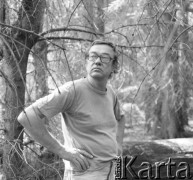 1982, Grobka, Polska.
Malarz Włodzimierz Borowski podczas pleneru malarskiego, zorganizowanego na działce fotoreporterki Ireny Jarosińskiej.
Fot. Irena Jarosińska, zbiory Ośrodka KARTA