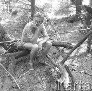 1982, Grobka, Polska.
Malarz Włodzimierz Borowski podczas pleneru malarskiego, zorganizowanego na działce fotoreporterki Ireny Jarosińskiej.
Fot. Irena Jarosińska, zbiory Ośrodka KARTA