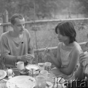 1982, Grobka, Polska.
Uczestnicy pleneru malarskiego, zorganizowanego na działce fotoreporterki Ireny Jarosińskiej.
Fot. Irena Jarosińska, zbiory Ośrodka KARTA