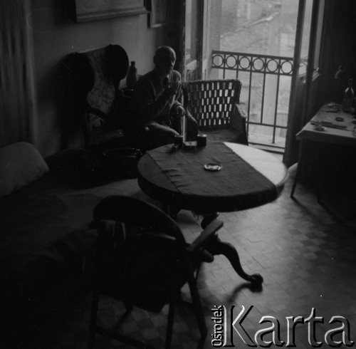 1954, Warszawa, Polska
Henryk Stażewski w mieszkaniu przy ul. Pięknej.
Fot. Irena Jarosińska, zbiory Ośrodka KARTA