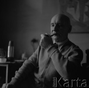 1954, Warszawa, Polska
Henryk Stażewski w mieszkaniu przy ul. Pięknej.
Fot. Irena Jarosińska, zbiory Ośrodka KARTA