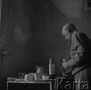 1954, Warszawa, Polska
Henryk Stażewski w mieszkaniu przy ul. Pięknej.
Fot. Irena Jarosińska, zbiory Ośrodka KARTA