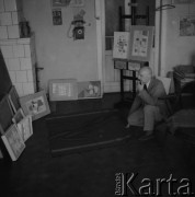 1954, Warszawa, Polska
Henryk Stażewski w otoczeniu swoich obrazów w mieszkaniu przy ul. Pięknej.
Fot. Irena Jarosińska, zbiory Ośrodka KARTA