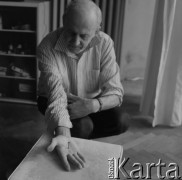 1991, Warszawa, Polska.
Edward Krasiński w swojej pracowni przy ul. Świerczewskiego (do 1988 dzielił ją z Henrykiem Stażewskim). W jego dłoni widać gwóźdź.
Fot. Irena Jarosińska, zbiory Ośrodka KARTA