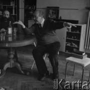 1991, Warszawa, Polska.
Stanisław Cichowicz w pracowni Edwarda Krasińskiego przy ul. Świerczewskiego.
Fot. Irena Jarosińska, zbiory Ośrodka KARTA