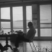 1991, Warszawa, Polska.
Edward Krasiński w swojej pracowni przy ul. Świerczewskiego (do 1988 dzielił ją z Henrykiem Stażewskim). 
Fot. Irena Jarosińska, zbiory Ośrodka KARTA