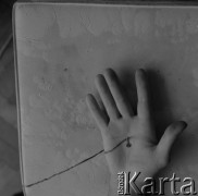 1991, Warszawa, Polska.
Dłoń przebita gwoździem - praca Edwarda Krasińskiego.
Fot. Irena Jarosińska, zbiory Ośrodka KARTA