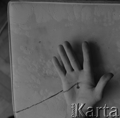 1991, Warszawa, Polska.
Dłoń przebita gwoździem - praca Edwarda Krasińskiego.
Fot. Irena Jarosińska, zbiory Ośrodka KARTA