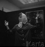 1960, Warszawa, Polska
Wystawa prac Alfreda Lenicy w Centralnym Biurze Wystaw Artystycznych (Zachęta). Pracownica galerii.
Fot. Irena Jarosińska, zbiory Ośrodka KARTA