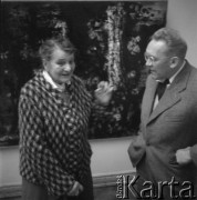 1960, Warszawa, Polska
Wystawa prac Alfreda Lenicy (1. z prawej) w Centralnym Biurze Wystaw Artystycznych (Zachęta).
Fot. Irena Jarosińska, zbiory Ośrodka KARTA