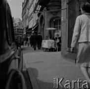 lata 60-te, Gdańsk, Polska
Sprzedaż wody sodowej z saturatora na jednej z gdańskich ulic.
Fot. Irena Jarosińska, zbiory Ośrodka KARTA