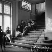 lata 60-te, Łódź, Polska.
Państwowa Wyższa Szkoła Filmowa, Telewizyjna i Teatralna im. Leona Schillera (PWSFTviT). Studenci w przerwie między zajęciami.
Fot. Irena Jarosińska, zbiory Ośrodka Karta.