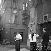 1968, Warszawa, Polska.
Międzynarodowy Zjazd Chemików. Rynek Starego Miasta. 
Fot. Irena Jarosińska, zbiory Ośrodka KARTA