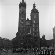 1968, Kraków, Polska.
Międzynarodowy Zjazd Slawistów. Rynek Główny, w tle Kościół Mariacki (Kościół archiprezbiterialny pw. Wniebowzięcia Najświętszej Marii Panny). 
Fot. Irena Jarosińska, zbiory Ośrodka KARTA