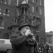 1968, Kraków, Polska.
Międzynarodowy Zjazd Slawistów. Rynek Główny, w tle Kościół Mariacki (Kościół archiprezbiterialny pw. Wniebowzięcia Najświętszej Marii Panny). 
Fot. Irena Jarosińska, zbiory Ośrodka KARTA
