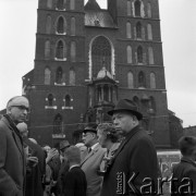 1968, Kraków, Polska.
Międzynarodowy Zjazd Slawistów. Rynek Główny, w tle Kościół Mariacki (Kościół archiprezbiterialny pw. Wniebowzięcia Najświętszej Marii Panny). 
Fot. Irena Jarosińska, zbiory Ośrodka KARTA
