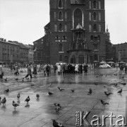 1968, Kraków, Polska.
Międzynarodowy Zjazd Slawistów. Rynek Główny, w tle Kościół Mariacki (Kościół archiprezbiterialny pw. Wniebowzięcia Najświętszej Marii Panny). 
Fot. Irena Jarosińska, zbiory Ośrodka KARTA
