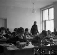 Lata 60., Warszawa, Polska.
Aktor Ludwik Halicz w szkole.
Fot. Irena Jarosińska, zbiory Ośrodka KARTA