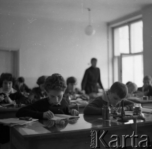 Lata 60., Warszawa, Polska.
Aktor Ludwik Halicz w szkole.
Fot. Irena Jarosińska, zbiory Ośrodka KARTA