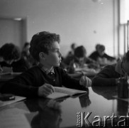 Lata 60., Warszawa, Polska.
Aktor Ludwik Halicz w szkole.
Fot. Irena Jarosińska, zbiory Ośrodka KARTA