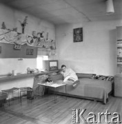 Lata 70., Warszawa, Polska.
W pracowni Ireny Jarosińskiej (na kanapie prawdopodobnie syn fotografki Marek Jarosiński).
Fot. Irena Jarosińska, zbiory Ośrodka KARTA.