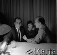 Lata 60., Frankfurt nad Menem, RFN.
Niemiecki tłumacz polskiej literatury Karl Dedicius (1. z prawej) w czasie rozmowy.
Fot. Irena Jarosińska, zbiory Ośrodka KARTA.