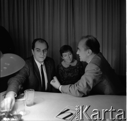 Lata 60., Frankfurt nad Menem, RFN.
Niemiecki tłumacz polskiej literatury Karl Dedicius (1. z prawej) w czasie rozmowy.
Fot. Irena Jarosińska, zbiory Ośrodka KARTA.