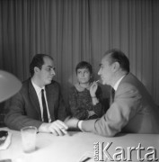 Lata 60., Frankfurt nad Menem, RFN.
Niemiecki tłumacz polskiej literatury Karl Dedicius (1. z prawej) w czasie rozmowy.
Fot. Irena Jarosińska, zbiory Ośrodka KARTA.