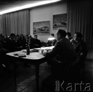 Lata 60., Frankfurt nad Menem, RFN.
Niemiecki tłumacz polskiej literatury Karl Dedicius (1. z lewej) i Tadeusz Rózewicz (2. z lewej) w czasie spotkania z czytelnikami.
Fot. Irena Jarosińska, zbiory Ośrodka KARTA.